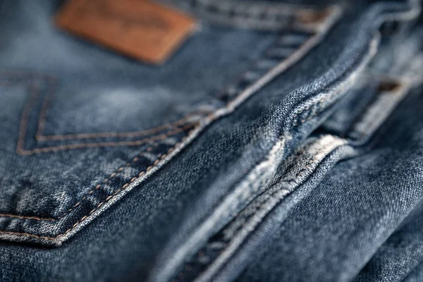 Mavi jeans. Eski püskü pamuk parçası. Seçici odak.