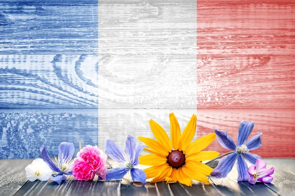 Гранж прапор Франції з польових квітів. Деревини текстуру. Фон для дизайну і текст — стокове фото