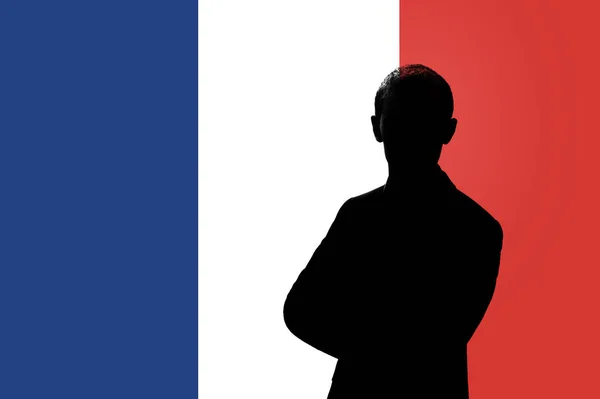 Silhouette eines Geschäftsmannes auf dem Hintergrund der französischen Flagge. — Stockfoto