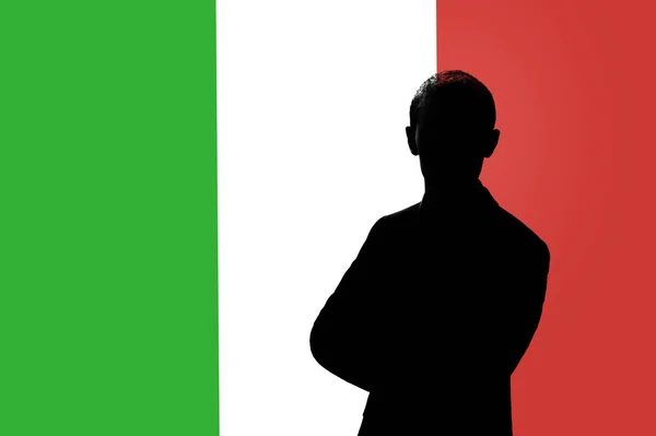 Silhouette di uomo d'affari sullo sfondo della bandiera italiana . — Foto Stock