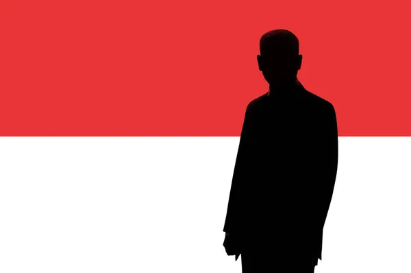 Silhouette des Geschäftsmannes auf dem Hintergrund der Monaco-Flagge. Silhouette eines Mannes, mit Platz für Text. — Stockfoto
