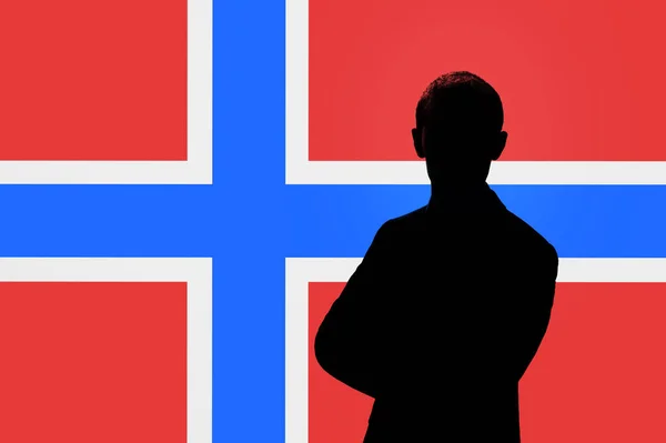 Silhouette di uomo d'affari sullo sfondo della bandiera norvegese . — Foto Stock