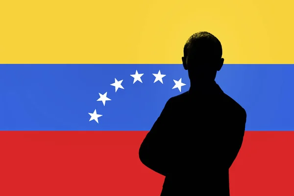 Silhouette des Geschäftsmannes auf dem Hintergrund der venezuela Flagge. — Stockfoto
