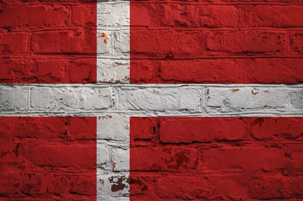 Bandera danesa sobre fondo de pared de ladrillo . —  Fotos de Stock