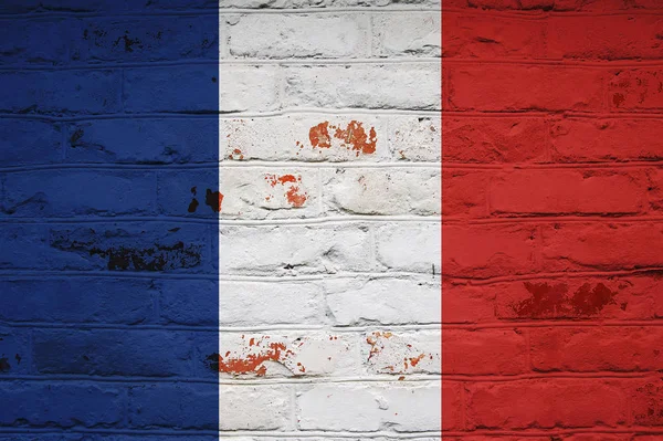 Franska flaggan på tegel vägg bakgrund. Bakgrundsbild för installation och design. Utrymme för text. — Stockfoto