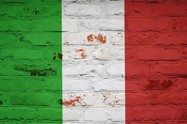 Bandera italiana sobre fondo de pared de ladrillo. Fondo de pantalla para la instalación y el diseño. Espacio para texto . — Foto de Stock