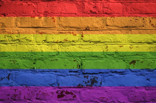 Bandera LGBT sobre fondo de pared de ladrillo . — Foto de Stock