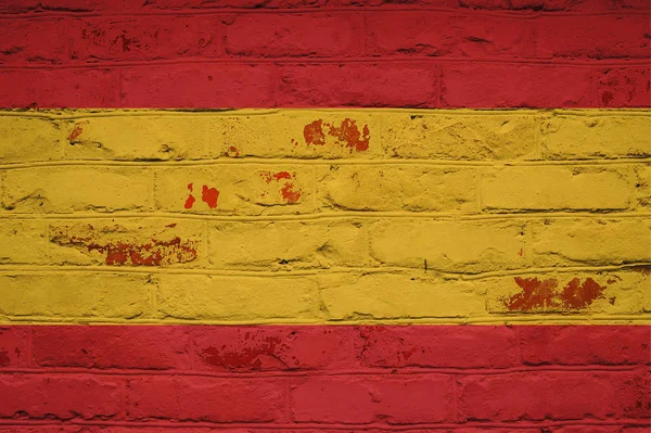 Bandeira espanhola no fundo da parede de tijolo. Papel de parede de fundo para instalação e design. Espaço para texto . — Fotografia de Stock