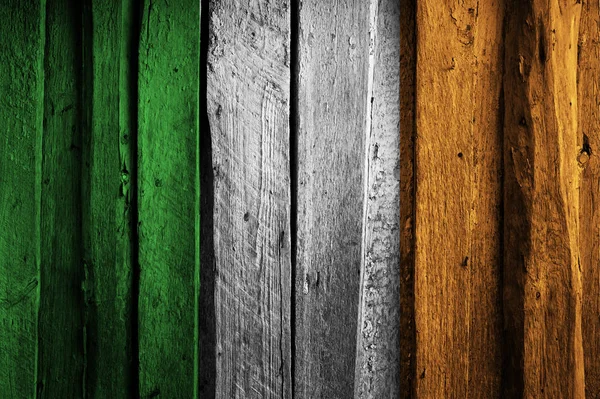 Irländska flaggan på bakgrund av gamla träplankor. — Stockfoto