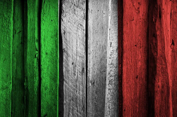 Eski ahşap plakalar arka plan üzerinde İtalyan bayrağı. — Stok fotoğraf