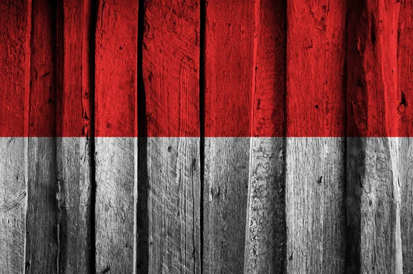 Bendera Monako pada latar belakang papan kayu lama . — Stok Foto