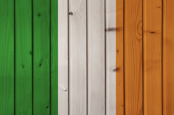 Vlag van Ierland op de achtergrond van houten planken. Behang voor installatie en design. Ruimte voor tekst. — Stockfoto