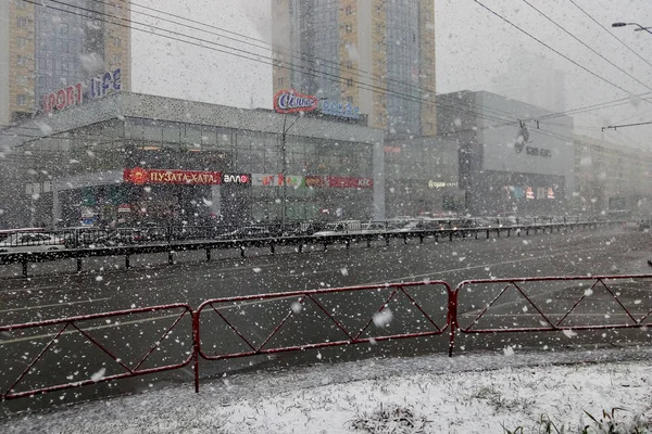 03/27/2019 Oekraïne. Sneeuwval in het midden van de lente op de stre — Stockfoto