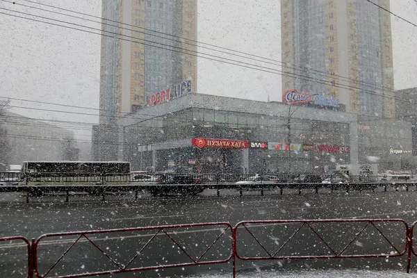 03/27/2019 Oekraïne. Sneeuwval in het midden van de lente op de stre — Stockfoto