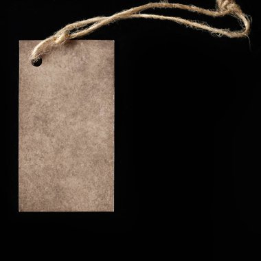 Siyah zemin, ürün ip iliştirilmiş etiketi boş etiket fiyat ya da iskontosu gösterir