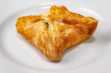 Beyaz plaka üzerinde sebze doldurma ile taze topuz. 