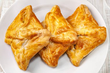 Beyaz plaka üzerinde sebze doldurma ile taze çörekler.