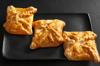 Sebze dolgusu ile taze çörekler. 