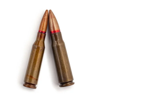 Dvě staré kulky pro automatické pušky z 5,45 a 7,62. Selektivní zaměření. — Stock fotografie