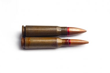 5.45 ve 7.62 kalibrelik otomatik tüfekler için iki eski mermi. Seçici odaklama.