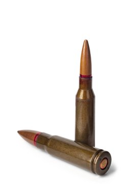 5.45 ve 7.62 kalibrelik otomatik tüfekler için iki eski mermi. Seçici odaklama.