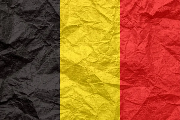 Βελγική σημαία σε παλιό τσαλακωμένο χαρτί χειροτεχνίας. — Φωτογραφία Αρχείου