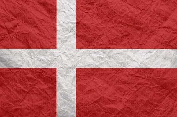 Δανία σημαία σε παλιό τσαλακωμένο χαρτί χειροτεχνίας. — Φωτογραφία Αρχείου