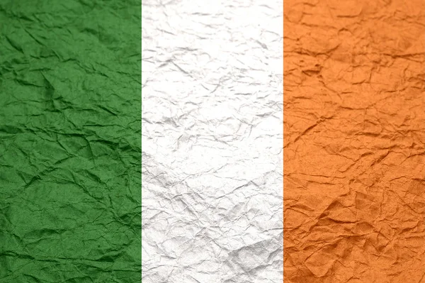 爱尔兰国旗在旧的皱褶工艺纸. — 图库照片