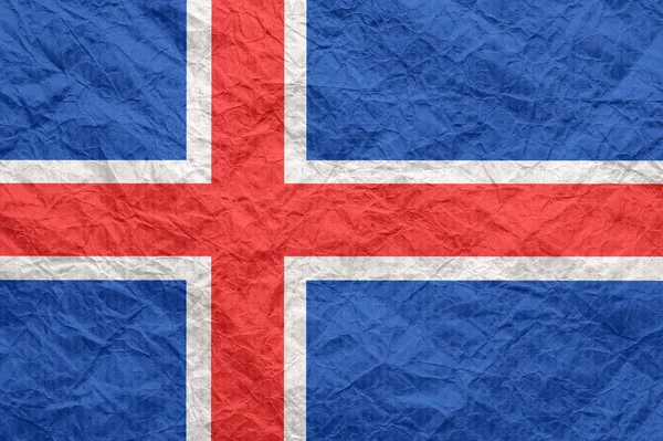 Исландский флаг на старой смятой бумаге . — стоковое фото