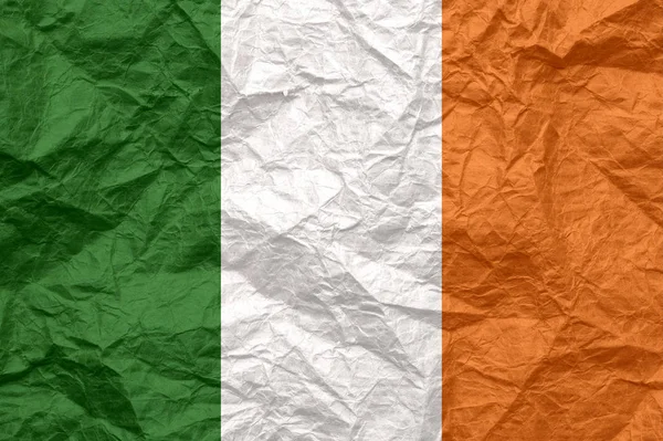 Ierland vlag op oude verfrommeld ambachtelijke papier. — Stockfoto