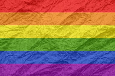 Eski buruşturulmuş zanaat kağıt üzerinde LGBT bayrağı.