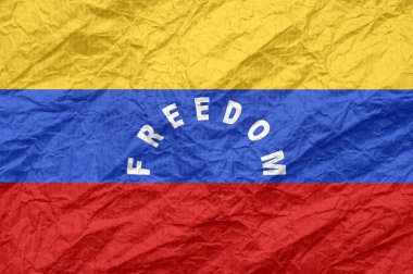 Eski buruşturulmuş zanaat kağıt üzerinde özgürlük yazıt ile Venezuela bayrağı. 