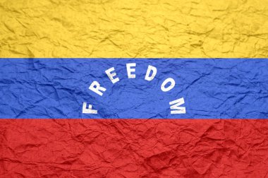 Eski buruşturulmuş zanaat kağıt üzerinde özgürlük yazıt ile Venezuela bayrağı. 