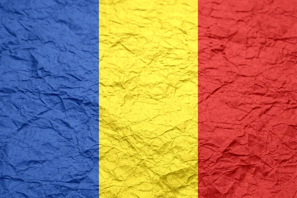 古いくしゃくしゃのクラフトペーパー上のルーマニアの旗. — ストック写真