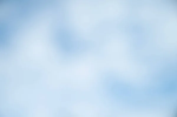 Unscharfer weicher Hintergrund. verschwommener Sommerhintergrund mit blauem Himmel und Wolken. die Wirkung der Defokussierung der offenen Blende. — Stockfoto