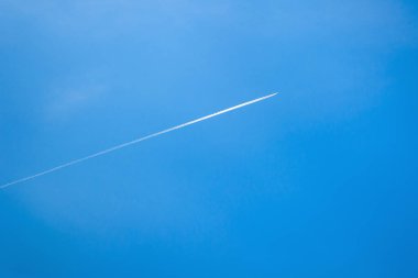 Jet izi ile mavi gökyüzü.