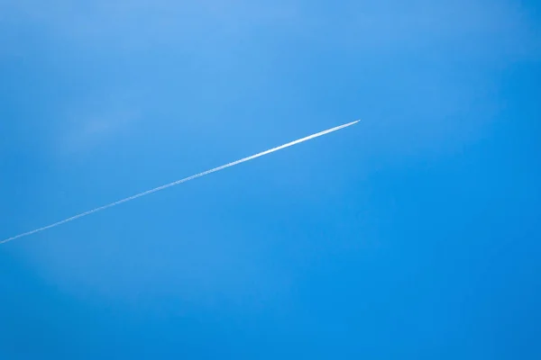 Blue sky with jet trail. — Stock Photo, Image