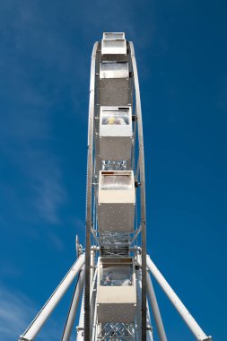 Mavi gökyüzü arka planında dönme dolap. 