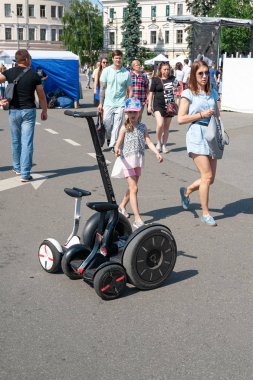 1 Haziran 2019. Kiev, Ukrayna. Podil'de bir alışveriş festivalinde hoverboard kirala. Sokak ticareti.