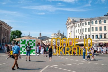 1 Haziran 2019. Kiev, Ukrayna. Podil'de Alışveriş Festivali. Sokak ticareti.