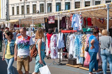 1 Haziran 2019. Kiev, Ukrayna. Podil'de Alışveriş Festivali. Sokak ticareti.