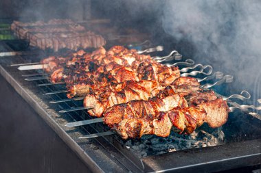 Et bir sokak lokantasında barbekü ızgara üzerinde ızgara şişler olduğunu. 