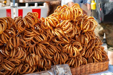 Sokak yemekleri. Yuvarlak kraker büyük kazık susam ve haşhaş tohumu ile halkalar.