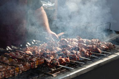 Şef bir sokak lokantasında barbekü ızgara et şiş ızgara..