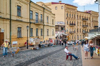 1 Haziran 2019. Sokak satıcıları Andriivskyi uzviz sokak (Andriyivsky Descent) Kiev, Ukrayna üzerinde suvinirs vardır.