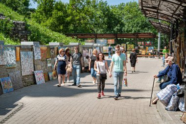 1 Haziran 2019. İnsanlar Andriivskyi uzviz sokak (Andriyivsky Descent) Kiev, Ukrayna üzerinde sanatçılar sokakta yürümek.