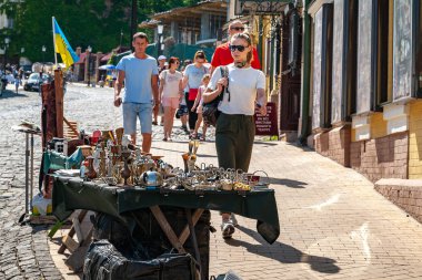 1 Haziran 2019. Sokak satıcıları Andriivskyi uzviz sokak (Andriyivsky Descent) Kiev, Ukrayna üzerinde suvinirs vardır.