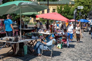 1 Haziran 2019. Sokak satıcıları Andriivskyi uzviz sokak (Andriyivsky Descent) Kiev, Ukrayna üzerinde suvinirs vardır.