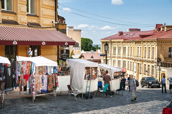 1 Haziran 2019. Sokak satıcıları Andriivskyi uzviz sokak (Andriyivsky Descent) Kiev, Ukrayna üzerinde suvinirs vardır.