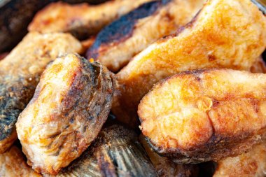 Tavada kızartılmış balık yakın çekim.